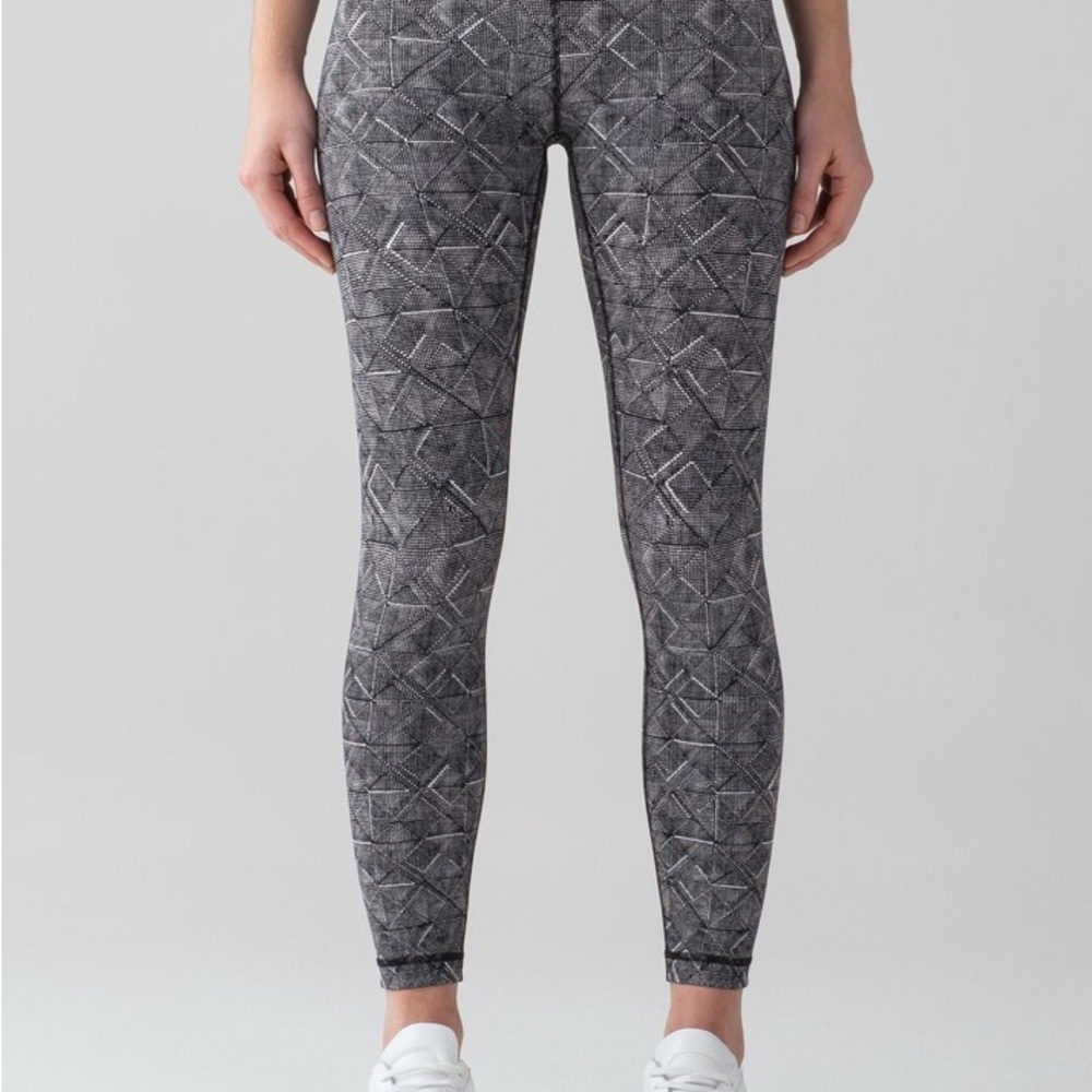 Lululemon Wunder Under Hi-Rise 7/8 Tight (Full-On Luxtreme 25") - Size 6 - Picture 15 of 16